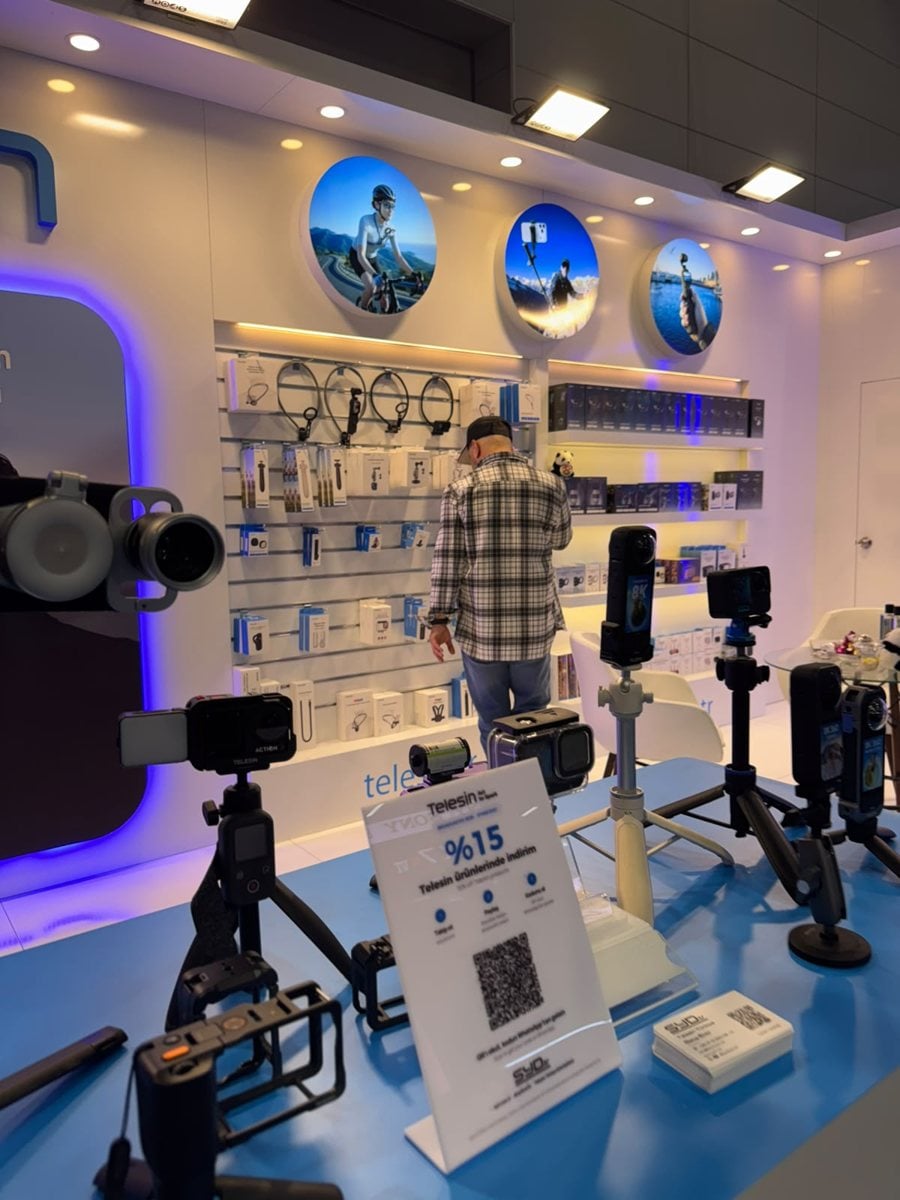 BroadcastEx 2026 Telesin standı ürün duvarı: boyun askıları, tripodlar ve aksiyon kamera aksesuarları
