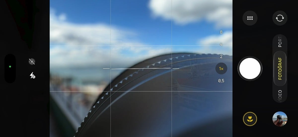 3.5X lens takılı, kamera 1x'te. Lensin gövdesi ana kameranın görüntüsünü kapatıyor.